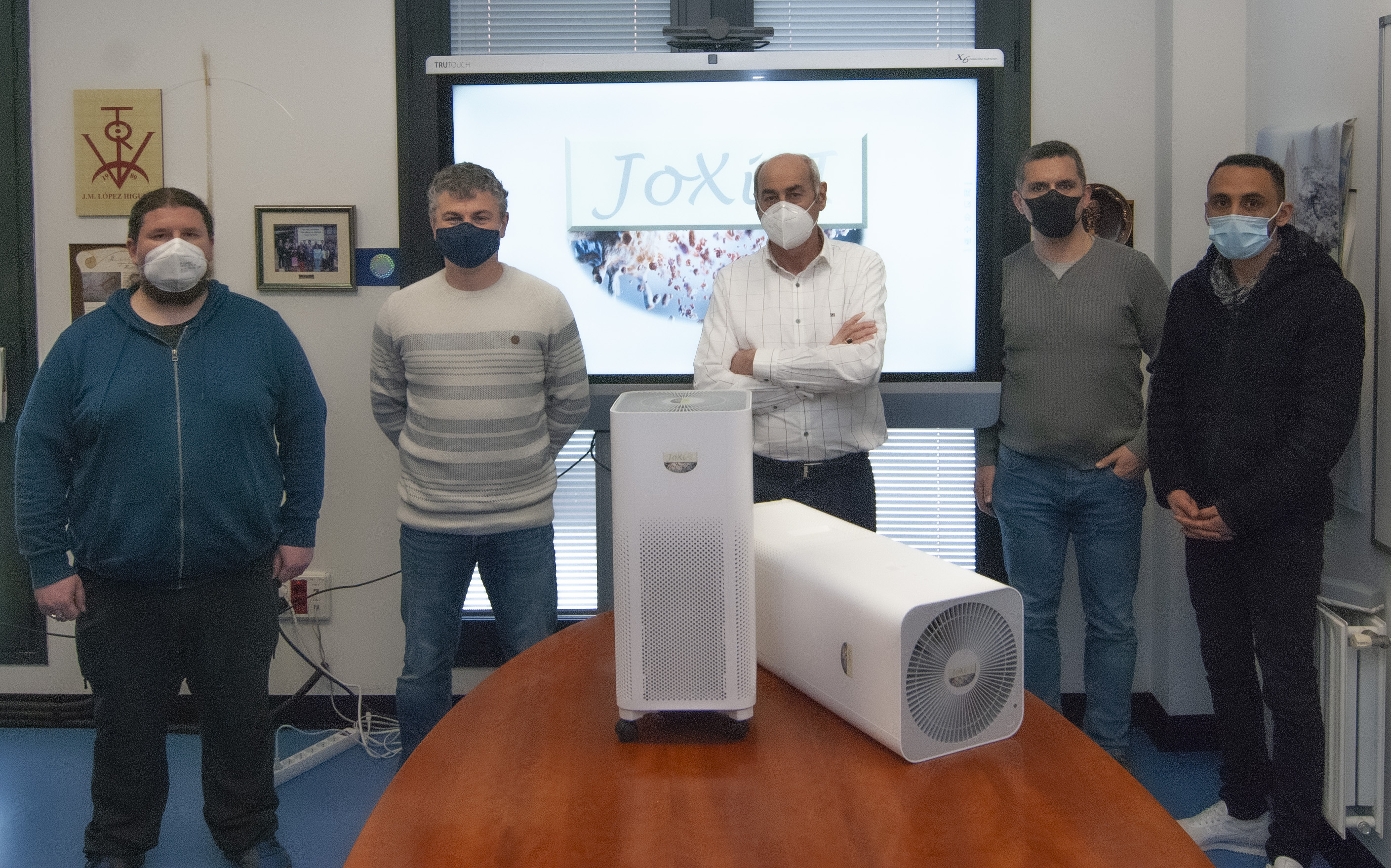 Logran desactivar virus SARS-CoV-2 gracias a un novedoso dispositivo fotónico