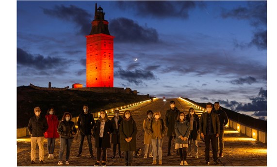 La Torre de Hércules "se viste" de rojo por la Semana Europea de la Insuficiencia Cardíaca