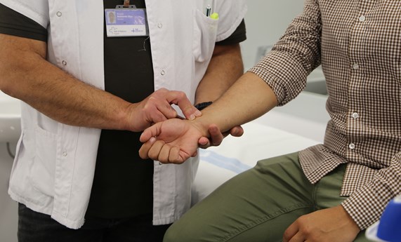 Una simple palpación del pulso arterial podría ayudar a detectar arritmias asintomáticas en mayores de 40 años Una simple palpación del pulso arterial podría ayudar a detectar arritmias asintomáticas en mayores de 40 años